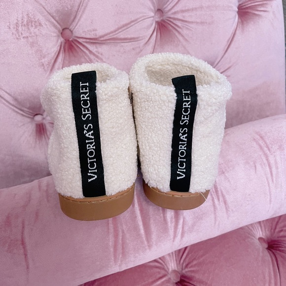 Victorias Secret Sherpa tote and slippers set - Picture 8 of 8